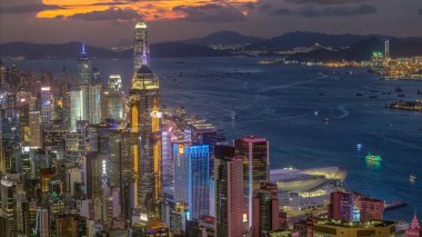 Alacakaranlık gösterisinde Hong Kong 'un canlı görüntüsü aydınlık gökdelen.