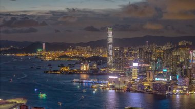 Gece şehir manzarası ışıl ışıl parlayan bir metropol sergiliyor