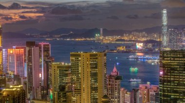 Hong Kong alacakaranlık gökyüzüne karşı aydınlatılmış şehir manzarası