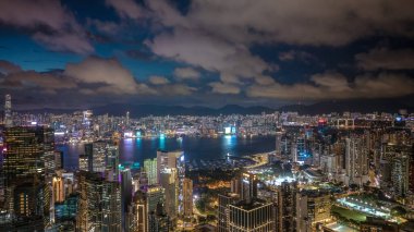 Gece aydınlanan bir şehrin büyüleyici görüntüsü, ufuk çizgisini gözler önüne seriyor