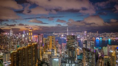 Alacakaranlıkta Hong Kong ufuk çizgisinin çarpıcı hava görüntüsü