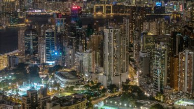 Parlak gökdelenler ve canlı bir gökdelenle dolu canlı bir şehir silueti