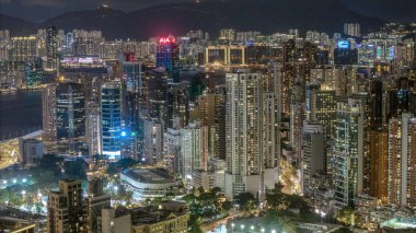 Parlak gökdelenler ve canlı bir gökdelenle dolu canlı bir şehir silueti