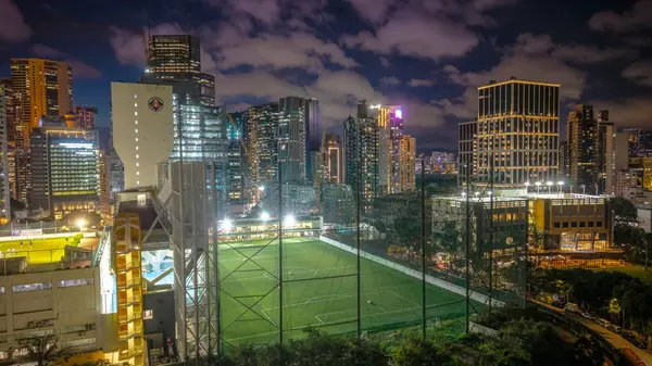 Parlak kentsel alandaki futbol sahası, parlayan...