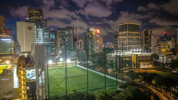 Parlak kentsel alandaki futbol sahası, parlayan...