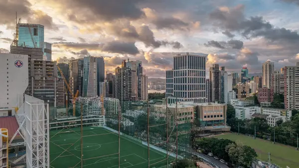 Çarpıcı bir şehir manzarası modern gökdelenleri gösteriyor.