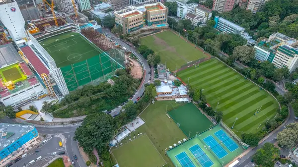 Yeşil alanların yer aldığı modern bir spor kompleksinin görüntülenmesi