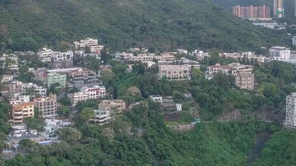 Etrafı şık evlerle çevrili bir tepe kenarı topluluğu.