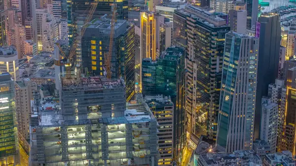 Canlı şehir manzarası yüksek binalar, aydınlık pencereler