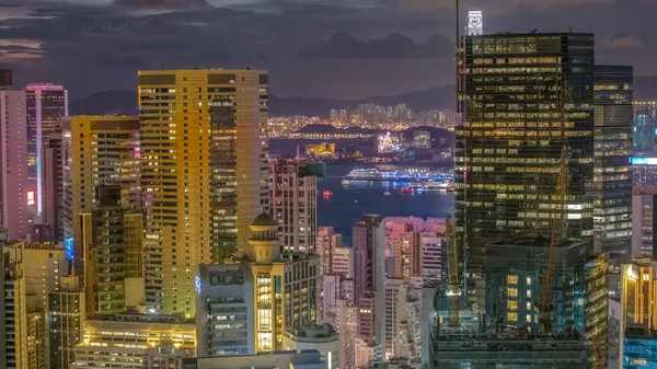 Aydınlatılmış modern bir şehrin alacakaranlık manzarası