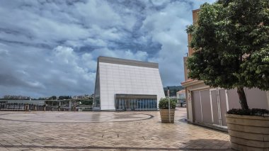 Discovery Bay Beyaz Şapeli, yemyeşil ya da okyanuslu sisli ve bulutlu bir gökyüzü.
