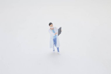 Bir tıp uzmanının küçük ölçekli figüratif modeli