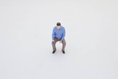 Tek başına konumlanmış bir minyatür şahsiyet.