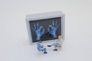 Profesyonel giyimli minyatür figürler.