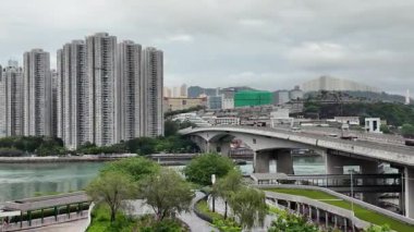 İskan binaları ya da yeşil alanları olan bir rıhtım geçidi. 13 Haziran 2025