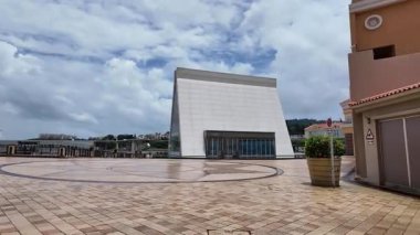 Discovery Bay Beyaz Şapeli. 13 Haziran 2025 'te yemyeşil ya da okyanuslu sisli ve bulutlu bir gökyüzü.