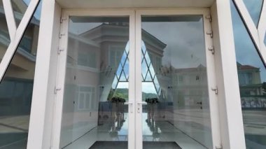 Discovery Bay Beyaz Şapeli. 13 Haziran 2025 'te yemyeşil ya da okyanuslu sisli ve bulutlu bir gökyüzü.