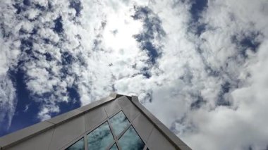 Discovery Bay Beyaz Şapeli. 13 Haziran 2025 'te yemyeşil ya da okyanuslu sisli ve bulutlu bir gökyüzü.