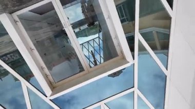 Discovery Bay Beyaz Şapeli. 13 Haziran 2025 'te yemyeşil ya da okyanuslu sisli ve bulutlu bir gökyüzü.