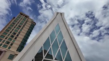 Discovery Bay Beyaz Şapeli. 13 Haziran 2025 'te yemyeşil ya da okyanuslu sisli ve bulutlu bir gökyüzü.