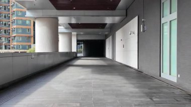 Ticari binaları ya da ulaşım merkezini bağlayan köprü.