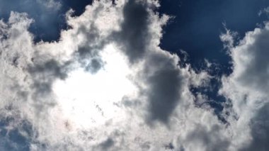 Gökyüzü ve ufuk üzerindeki yumuşak bulutlu manzara 7 Haziran 2025