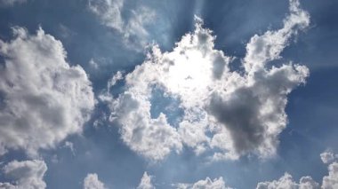 Gökyüzü ve ufuk üzerindeki yumuşak bulutlu manzara 7 Haziran 2025