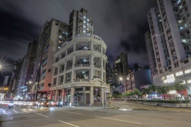 Dinamik şehir manzarası trafik ışıklarının arka plandaki yansımalarını gösteriyor.