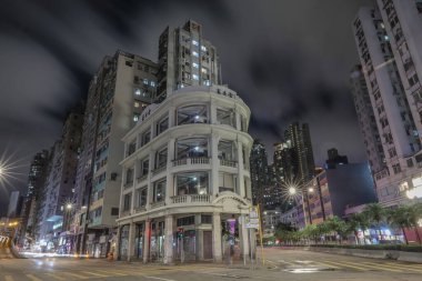 Dinamik şehir manzarası trafik ışıklarının arka plandaki yansımalarını gösteriyor.