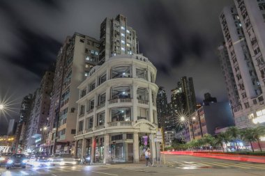 Dinamik şehir manzarası trafik ışıklarının arka plandaki yansımalarını gösteriyor.