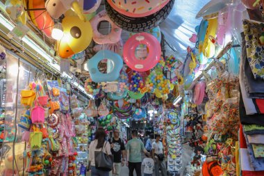 Canlı oyuncaklarla dolu hareketli bir açık hava pazarı.,