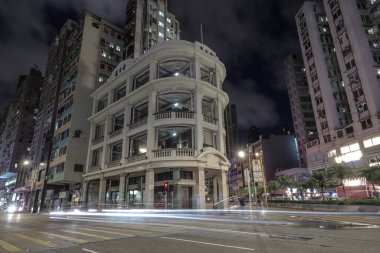 Dinamik şehir manzarası trafik ışıklarının arka plandaki yansımalarını gösteriyor.