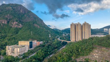 Yeşile yakın hareketli bir şehre ev sahipliği yapan dinamik hava manzarası