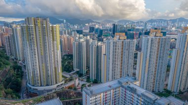 Kentsel yüksek binaların mimarisi yoğun bir şekilde sergileniyor