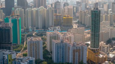 Kentsel yüksek binaların mimarisi yoğun bir şekilde sergileniyor