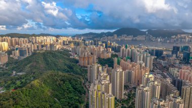 Kentsel ufuk çizgisi yoğun yüksek binalar sergiliyor