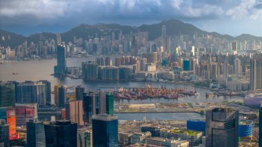 Yüksek gökdelenleri ve genişleyen kentsel alanları gösteren şehir silüeti