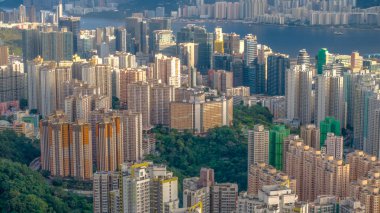 Yüksek apartmandan oluşan hareketli bir şehir manzarası.