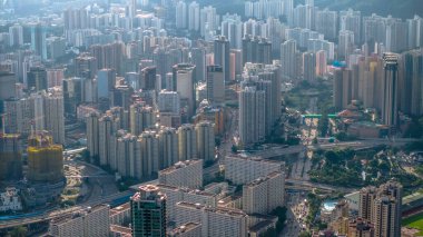 Yüksek binalarla dolu bir şehir manzarasının panoramik görüntüsü.