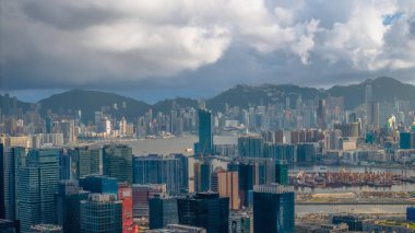 Yüksek gökdelenleri ve genişleyen kentsel alanları gösteren şehir silüeti