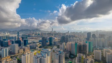 Yüksek gökdelenli hareketli bir şehrin panoramik hava görüntüsü