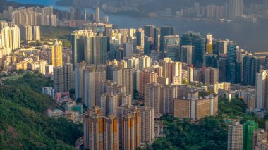 Yüksek apartmandan oluşan hareketli bir şehir manzarası.