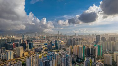 Yüksek gökdelenli hareketli bir şehrin panoramik hava görüntüsü