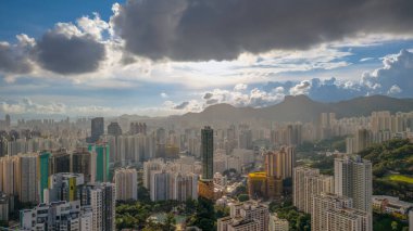 Kentsel yüksek binaların mimarisi yoğun bir şekilde sergileniyor