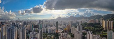 Geniş şehir ortamını gösteren hareketli bir şehir manzarası