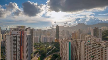 Kentsel yüksek binaların mimarisi yoğun bir şekilde sergileniyor