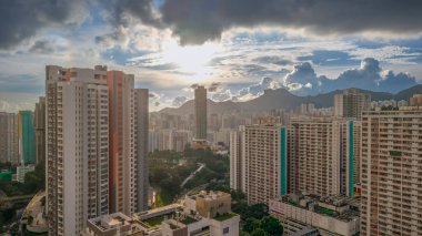 Geniş şehir ortamını gösteren hareketli bir şehir manzarası