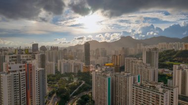 Geniş şehir ortamını gösteren hareketli bir şehir manzarası