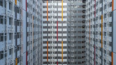 Simetrik konut binaları gösteren kentsel bir çevre