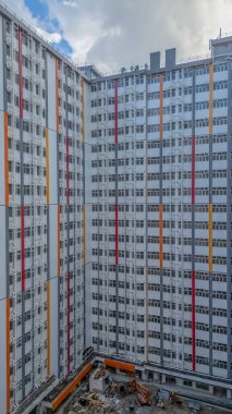 Dikey görünümlü canlı bir bina.